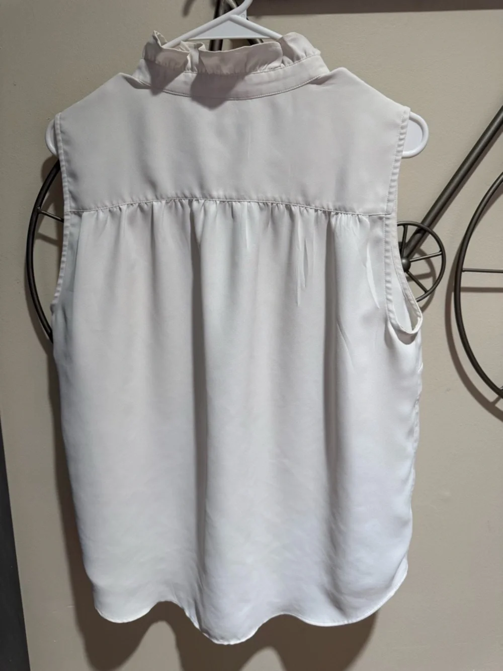 Ann Taylor Sleeveless Ruffle Collar Button-Front Blouse - White Size L Feminine - Picture 3 of 4